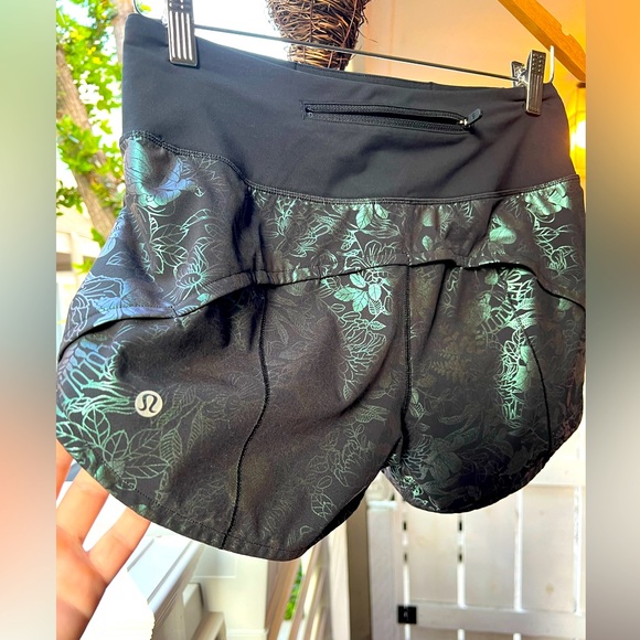 NWOT Lululemon “Speed Up short” 4”, logo Flourish Black iridescent foil, size 4 - Picture 4 of 17